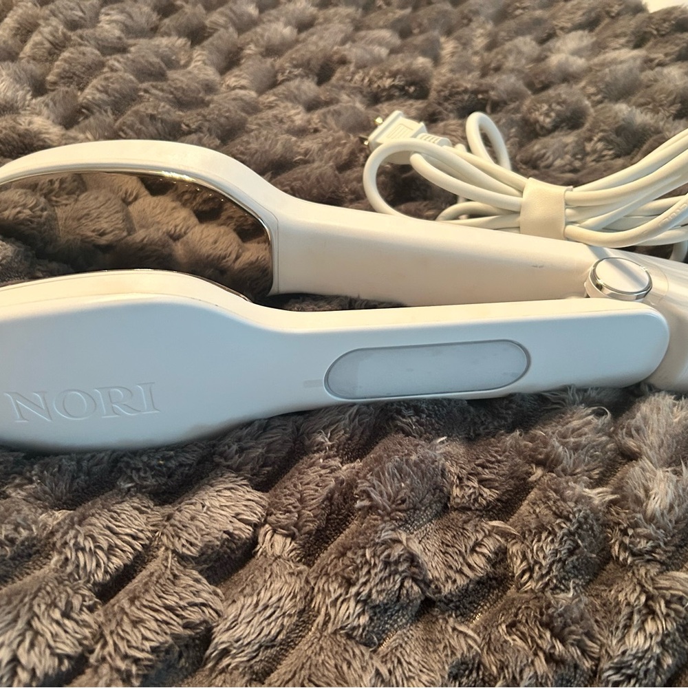 Nori White Hair Styling Tool